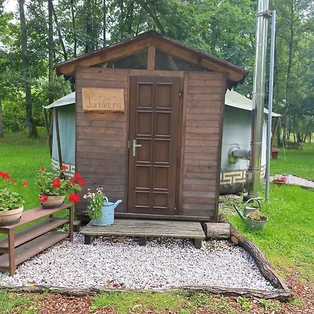 Jurta Na Farme ラグジュアリーテント カルロヴィ・ヴァリ